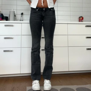 Lågmidjade bootcut jeans - Gråsvarta lågmidjade bootcutjeans från Levis🥰Modellen low pitch boot i storlek 23 som passar som xs, innerbenslängd 82cm och midjemått 34 cm rakt över💓 Nypris 1250kr, inga täcken på användning, pris kan dirkuteras!!