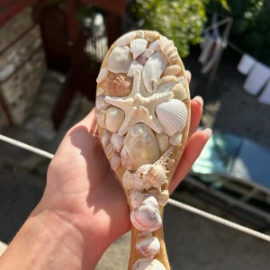 Snäck borste  - Snäck borste som jag gjort själv med äkta snäckor och sjöstjärna. Det är en bambu borste. Materialet bestod av super lim, lite snäckor och en borste, och plockade snäckor.