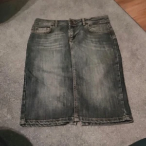 Lågmidjad minikjol - Vintage lågmidjad minikjol i jätte bra skick💗