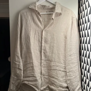 Linne skjorta från Mango - Linne skjorta från Mango i storlek M. Skick 10/10, aldrig använd. Köpt på mangos hemsida för 1500kr