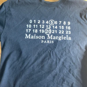 Maison margiela t shirt  - Skit snygg maison margiela t shirt. Skit trendig margiela t shirt. Använd 3 gånger. Pris kan diskuteras vid snabb affär 