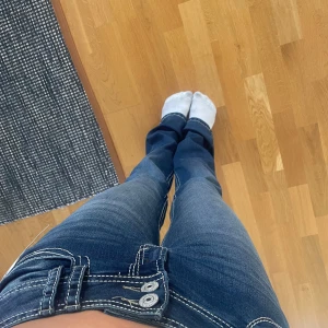 Jeans - Säljer dessa lågmidiade bootcut jeans som är köpta utomlands de passar mig som har 26/30 och nedåt ❣️( aldrig andvänt prislapp kavr)
