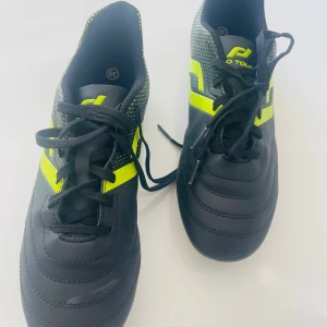 Fotbollsskor med dobbar  - Mycket bra skick.  I storlek 38