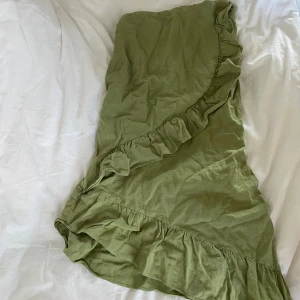 Zara kjol - Super snygg grön kjol från zara🤩 Så fina volanger, använd ett fåtal gånger💕