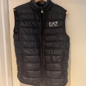 Ea7 väst - Jag säljer tyvärr denna ea7 väst då den inte kommer till användning. Den är nästan aldrig använd och i ett fint skick, västen är i strl L och är helt äkta