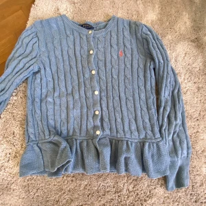 RALPH LAUREN KOFTA  - Säljer denna superfina Ralph Lauren koftan !! Den är i storlek 8-10 år 