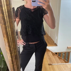 Spets tröja  - Snygg spets topp från monki. Skit snygg att ha ett linne under