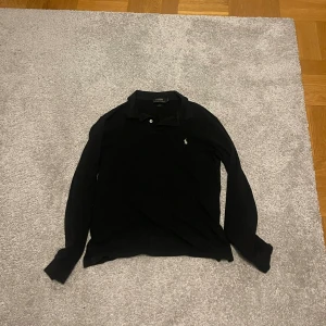 Långarmad Ralph Lauren piké - Säljer nu min riktigt sköna Ralph Lauren tröja som inte längre passar mig, Skicket är 10/10 då jag knappt har använt den. Den är storlek M men passar även S.