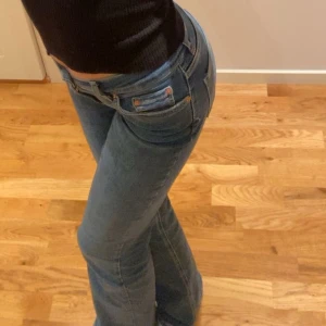 Jeans - Säljer dessa supersnygga lågmidjade boutcout jeansen från Gina tricot. Knappt använda. Inga defekter eller så. Pris går att diskutera vid snabb affär