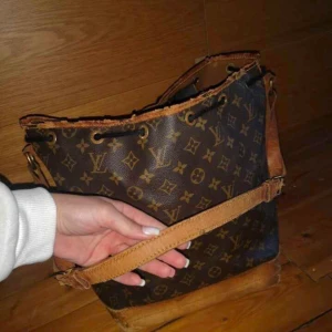 Louis Vuitton noé väska  - Säljer nu min älskade vintage Louis Vuitton noé väska. Väskan har några år på nacken därav det låga priset! Självklart äkta. Hör av er vid frågor 