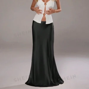 Satinkjol - Superfin långkjol! Storlek M men lite liten i storleken så passar någon som har S/M Inte riktigt satinmaterial men liknande Passar någon perfekt som är ca 170 cm lång