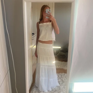 Vit långkjol - säljer denna fina vita långkjolen från hm 💘 den är jättepopulär och slutsåld i butik! 💘💘 nypris 299kr och den är i jättefint skick 💓💓