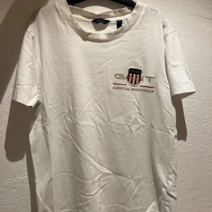 Gant T-Shirt Vit - En vit gant T-Shirt i storleken xs som är liten i passformen men funkar ändå bra. Original pris 700kr