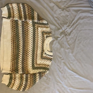 Tröja med håll i - Det ör en bomulls tröja med håll i den sticks inte och e ganska mjuk jag rekommenderar att ha ett linne eller något under annars blir det kallt men funkar utan också 