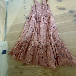 Kit med två härliga sommarklänningar! - Två små gulliga klänningar. Den rosa från hm i storleken 140. Den blå från hollister i storlek s från barnavdelningen. Säljs pga för litet.  Båda i bra skick.