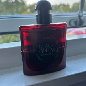 Ysl parfym  - Nästintill helt full då den inte passade mig i smak. 