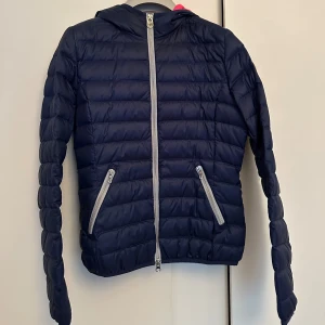 Colmar jacka - Knappt använd - som ny. Säljer då den är för liten för mig.  