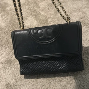 Tory burch väska  - Tory burch väska inköptes för 2 år sedan. Kvitto finns. 