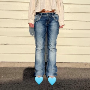 Lågmidjade Miss Me Jeans - Vintage Jeans från miss me  lite liten i storleken modellen är vanligtvis en xxs/xs och 154cm (sitter bra men lite stora) men passar mig perfekt som är en 36 och 160🩵 köptes för 799kr (pris går att diskutera)