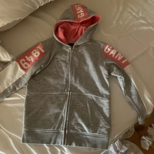 Gant zip hoodie  - Hej! Nu säljer jag min fina gant zip hoodie för den är för kort i ärmarna. Använd fåtal gånger. Den är i nyskick. 