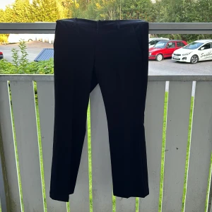 Lågmidjade Kostymbyxor (Petite) - Säljer mina kostymbyxor i str 36 petite då dom är lite korta på mig (är 161 cm) och även lite stora i låren. Dom e knappt använda och väl omhändertagna.  Mått: Midja: 66-69 cm Höft: 90-93 cm Insida ben: 72 cm