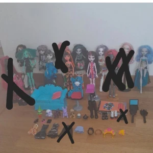 Monster high - 9 st Monster highs i bra skick men 2 st som tappat 1 ben  (Kommer med tillbehör)