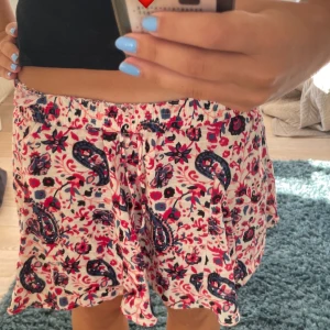 Zara kjol  - Kjol köpt från zara förra sommaren. Kjolen har ett litet hål, syns på sista bilden. 💕