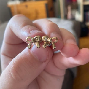 Guldörhängen med rosett  - Hej! Säljer dem här guldörhängerna med rosetter på! Aldrig använt, vet ej vart dem är från💕💗!Jag står ej för postens slarv!