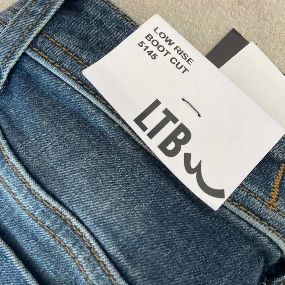 Säljer HELT NYA LTB JEANS VALERIE med LAPPEN KVAR💕💕Lågmidjade Bootcut Jeans! storlek 24,34 alltså passar xs!❤️så snygga och HELT SLUTSÅLDA i Sverige köptes för 950 (Blå/grå färg). Jeans & Byxor.