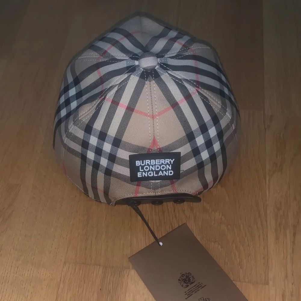   Jag säljer en helt ny Burberry-keps med tag kvar. Skicket är 10/10. Om du har några frågor eller är intresserad, skriv till mig på Plick.. Accessoarer.