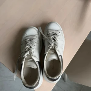 Alexander McQueen Oversized leather sneakers - Vita sneakers från Alexander McQueen i storlek 38. Inköpta från Mytheresa. I gott skick, lite smutsiga men går att tvätta bort enkelt!