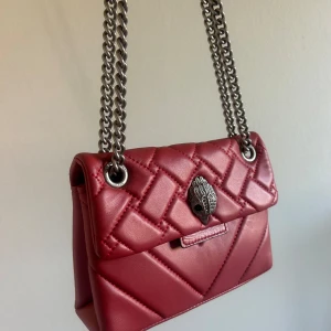 Kurt Geiger väska - En röd Kurt geiger väska. Helt oanvänd. Denna färgen kostar runt 3400 vid nypris. Pris kan diskuteras vid snabb affär. 