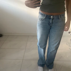 Blåa jeans  - Raka blå jeans. Ligger i bra skick. Köpta från Weekday. Original pris 500kr. 💖💖