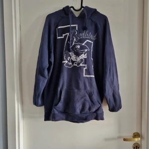 Hoodie - Marinblå hoddie med motiv.