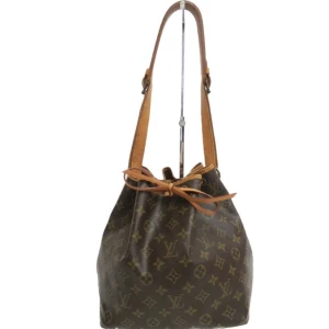 Louis Vuitton Petit Noe - Vackra Louis Vuitton Petit Noe! Har blivit go-to-väskan för alla skandinaviska tjejer med goda skäl då den är tidlös, har en klassiskt vacker design och passar alla tillfällen.