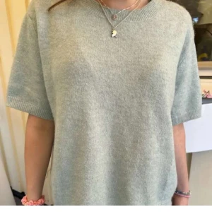 Stickad T-shirt - Säljer denna stickade tröjan från h&m. Inga defekter och som ny! Storlek S Nypris 500kr 