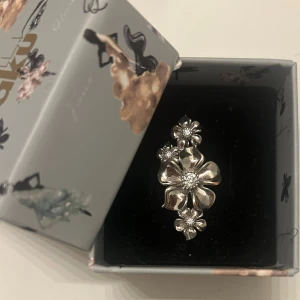 La fleur ring - Superfin ring från Ioaku, säljer då jag bytt till guldsmycken! (är även öppen för byte mot likadan i guld) Färgen har skavts bort lite som syns på sista bilderna🫶🏼
