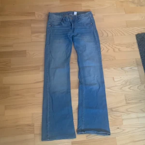 Lågmidjade bootcut jeans - Säljer ett par lågmidjade bootcut jeans från hm. Jeansen är i nyskick då dem knappast är använda. Storleken är 40 men ja skulle säga att dem sitter mer som 38 då ja kan använda dem som vanligtvis har 36 i jeans❤️