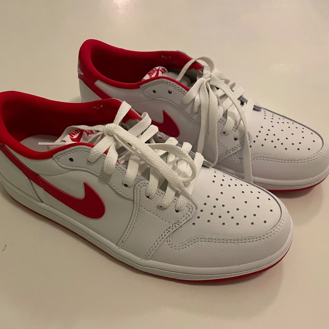 Säljes: Nike Air Jordan, vita och röda 