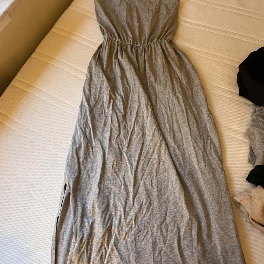 Grå långklänning från Basics