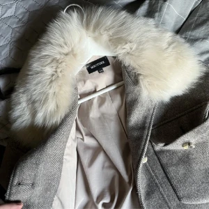 Meotine jacka - Super snygg jacka från Meotine. Köpt våren 2023 i limited modell, men fortfarande i fint och sparsamt skick. Förutom en knapp som låssnat (inget man tänker på) det är äkta päls💋💋💋