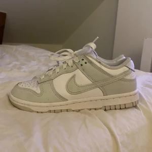Nike dunks - Nike dunks i färgen gray, storlek 35,5 Används 3 gånger🩷 skriv för fler bilder och frågor 