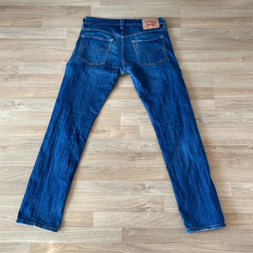 Dessa jeans något använda men i fint skick. En liten slitning vid höger ficka.. Jeans & Byxor.