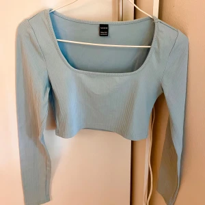 Snygg långärmad i en ljusblå nyans 🩵 - Super snygg långärmad i en väldigt fin färg. Aldrig använd endast provad🩵