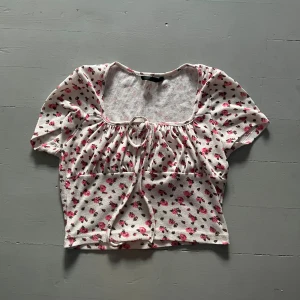 Topp - En söt topp i storlek xs (passar även S), köpt för över ett 1 sen men använd endast ett fåtal gånger! Säljer för att den inte används längre 💕