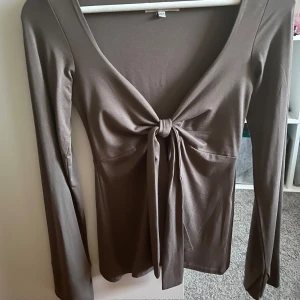 Design by si topp💗 - Jättefin blus ifrån design by si. Använd 1 gång och är i nytt skick. Brun färg och passar storlek Xs o S. Säljer för att den inte kommer till användning. Köpt för 393kr + 65kr frakt. Skriv om ni har några frågor💕