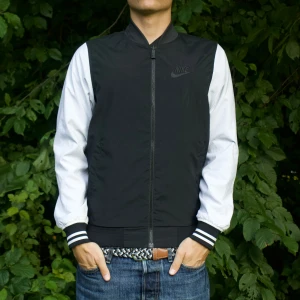 Nike reversibel jacka - Väldigt trevlig jacka i fint skick!  Man kan vända den för en annan design som visat på bilden. Storleken är XS men passar S och även M (smaksak).