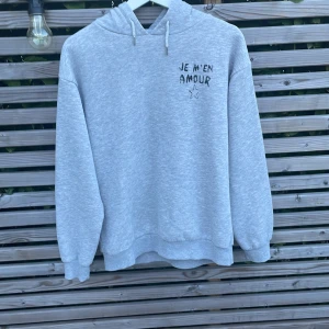 Gina Tricot Young Hoodie  - Säljer denna Hoodie då den inte kommer till användning!🌸💕 Den är ytterst lite nopprig men annars fria från defekter.💕