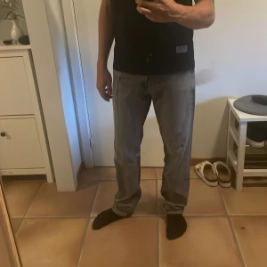 Grå jeans - Jack and Jones, w 31 L 34. Jag är 185 cm
