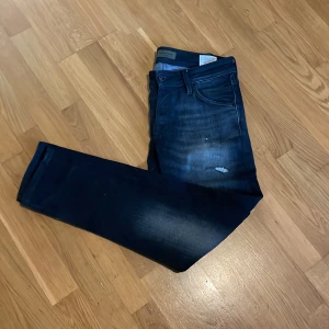 Svarta slitna jack and jones jeanst - Jack and jones jeans i toppen skick bara en månad gamla, storlek w29 L30. Dem har feta slitningar fram på benen. Nypris 900kr